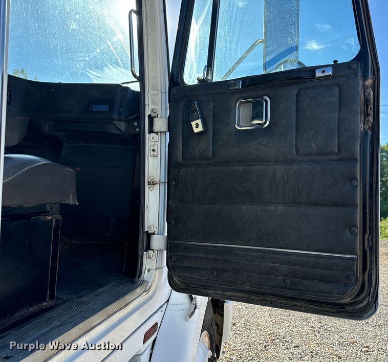 image for item OF9747 1988 White GMC WIA semi truck