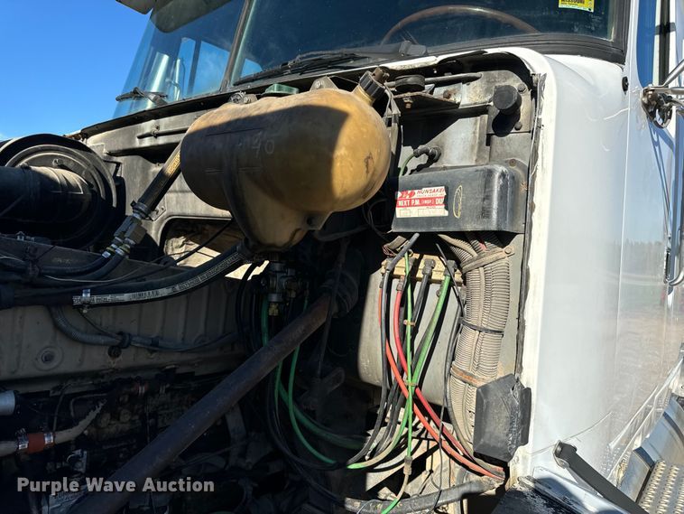 image for item OF9747 1988 White GMC WIA semi truck