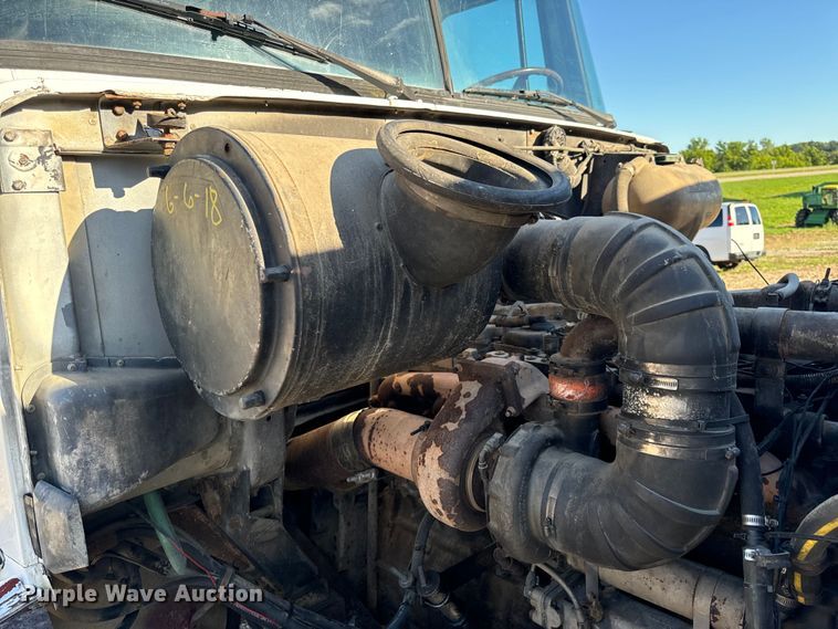 image for item OF9747 1988 White GMC WIA semi truck