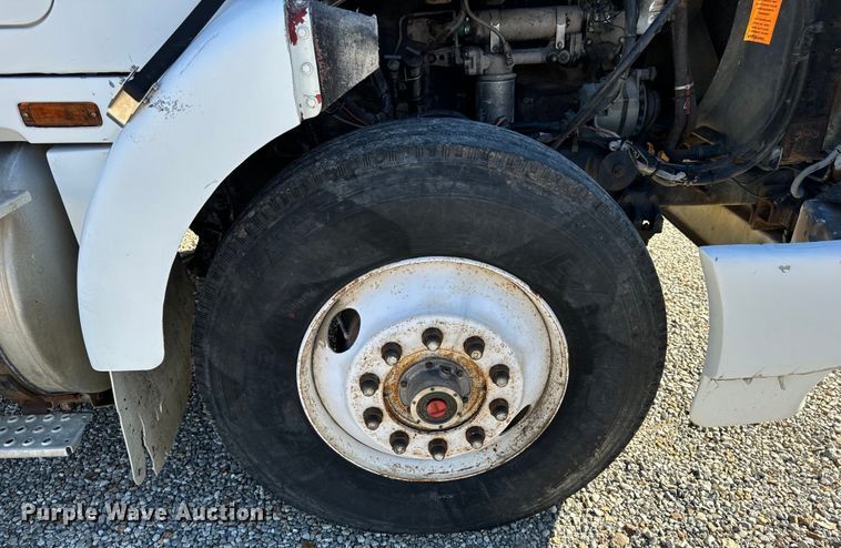 image for item OF9747 1988 White GMC WIA semi truck