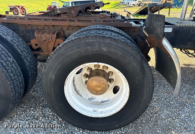 image for item OF9747 1988 White GMC WIA semi truck