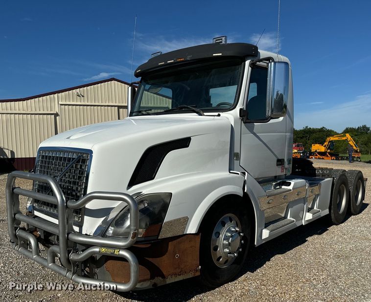 image for item OF9748 2008 Volvo VN semi truck