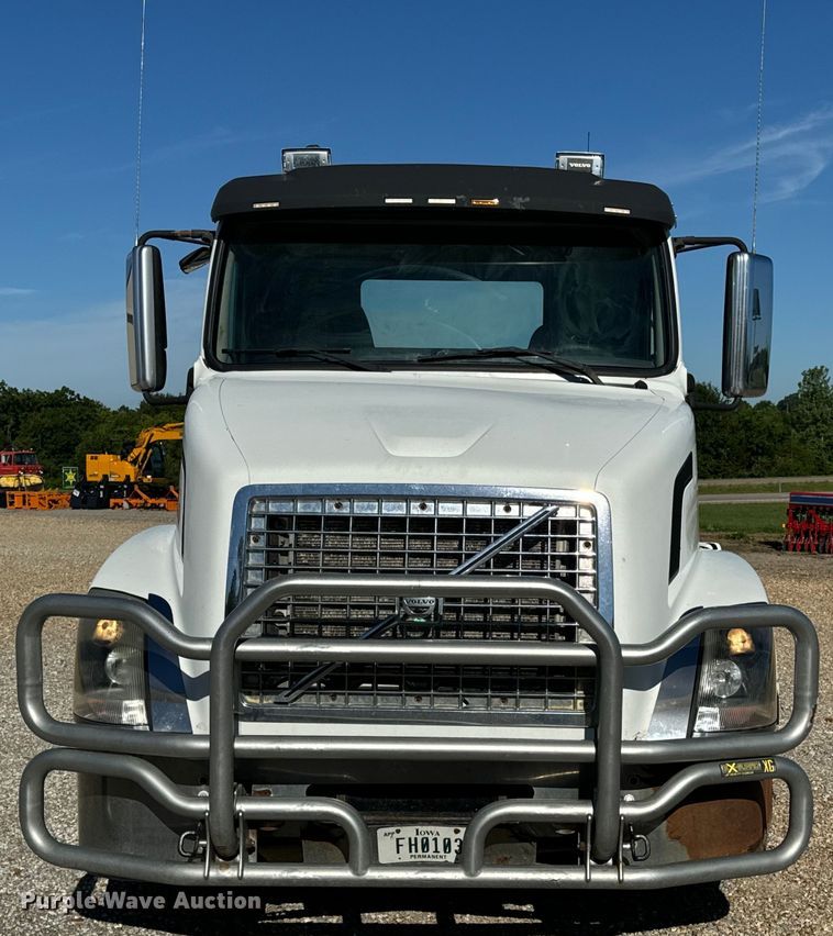 image for item OF9748 2008 Volvo VN semi truck