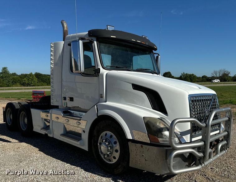 image for item OF9748 2008 Volvo VN semi truck