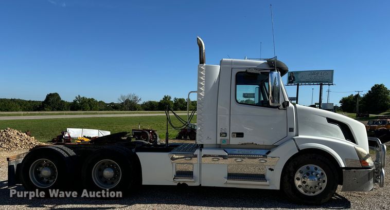 image for item OF9748 2008 Volvo VN semi truck