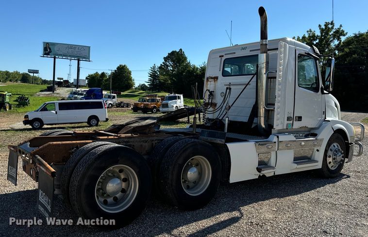 image for item OF9748 2008 Volvo VN semi truck