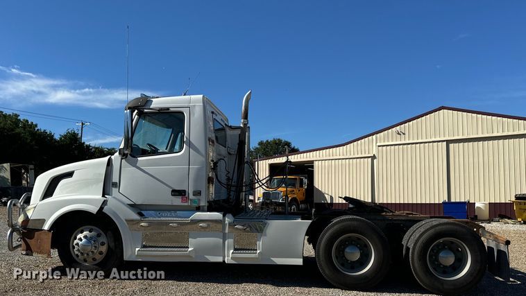 image for item OF9748 2008 Volvo VN semi truck