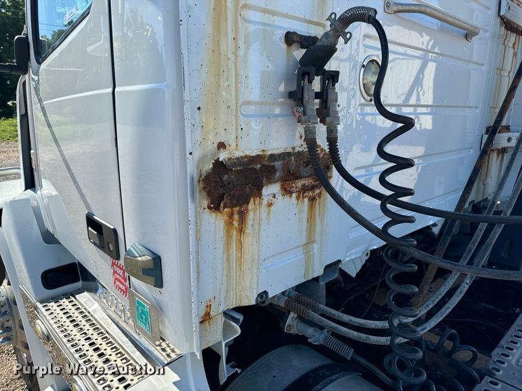 image for item OF9748 2008 Volvo VN semi truck