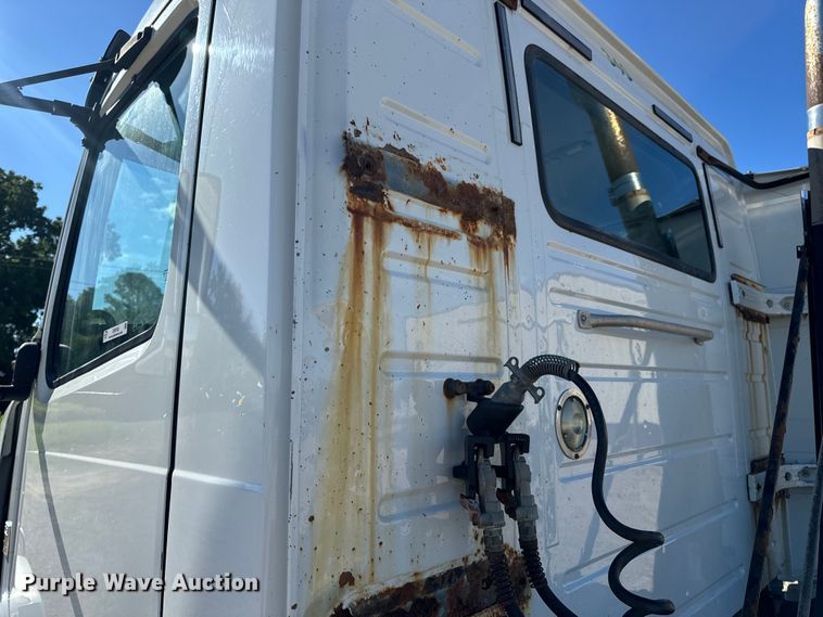 image for item OF9748 2008 Volvo VN semi truck