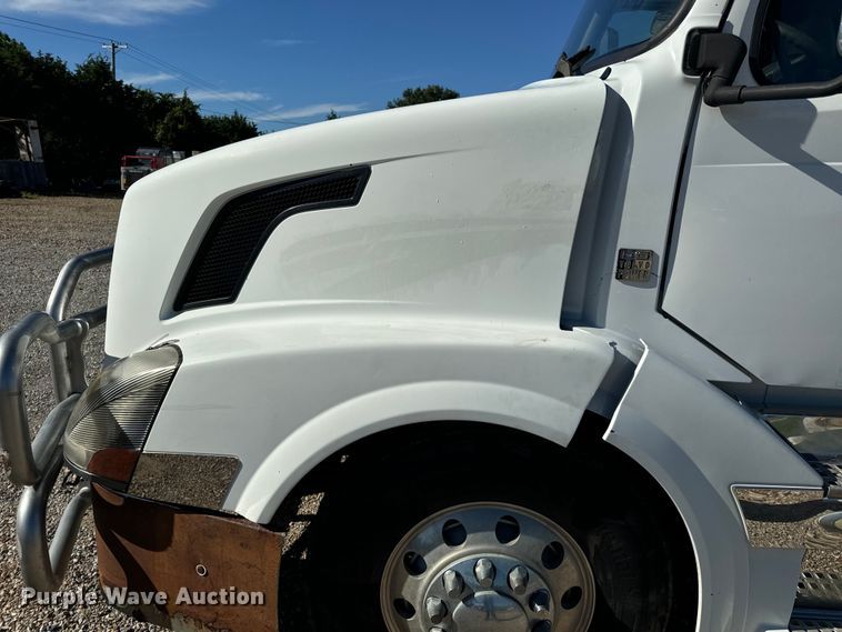 image for item OF9748 2008 Volvo VN semi truck