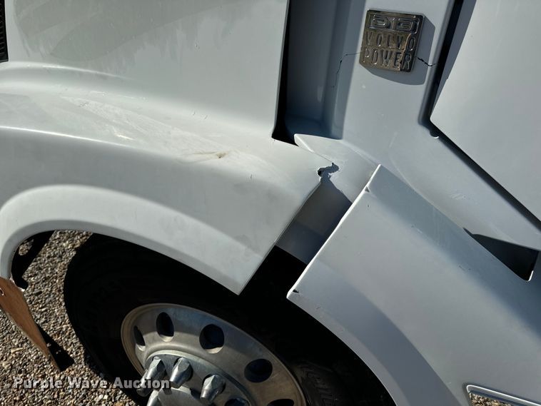 image for item OF9748 2008 Volvo VN semi truck