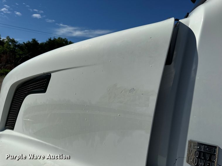 image for item OF9748 2008 Volvo VN semi truck