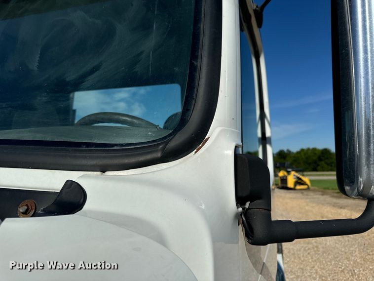 image for item OF9748 2008 Volvo VN semi truck