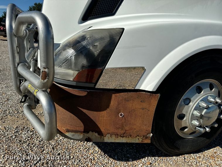 image for item OF9748 2008 Volvo VN semi truck