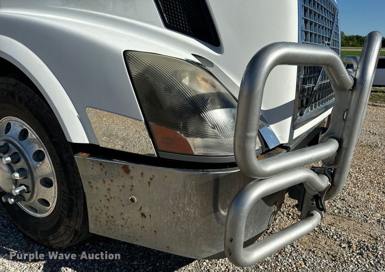 image for item OF9748 2008 Volvo VN semi truck