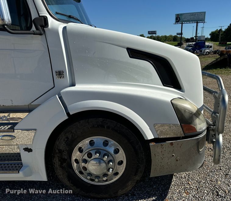 image for item OF9748 2008 Volvo VN semi truck