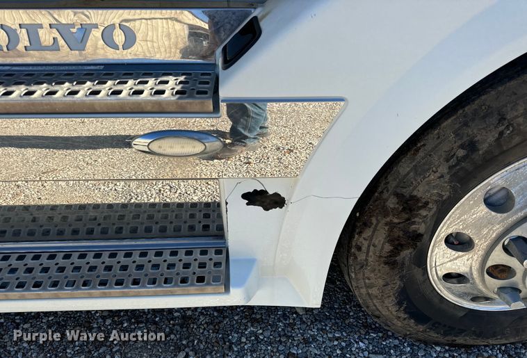 image for item OF9748 2008 Volvo VN semi truck