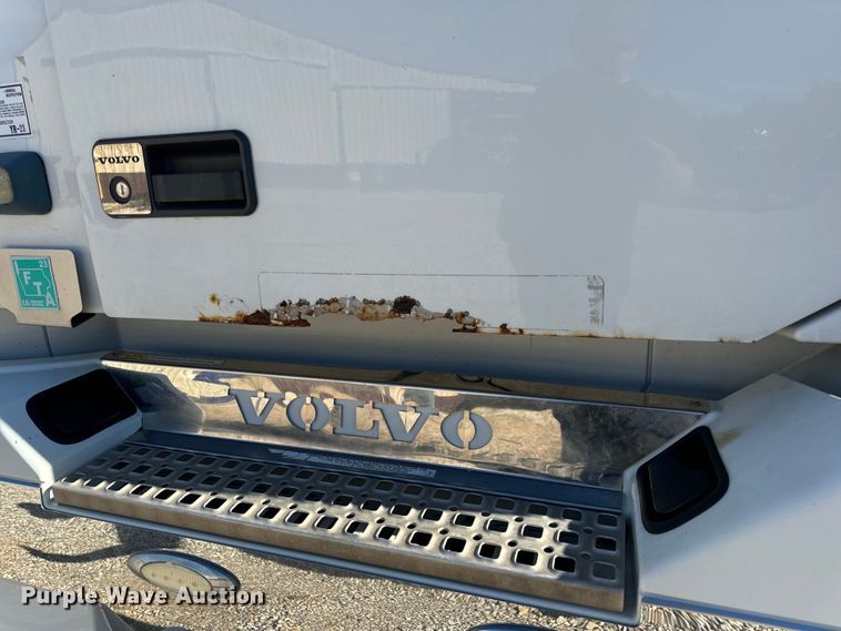 image for item OF9748 2008 Volvo VN semi truck