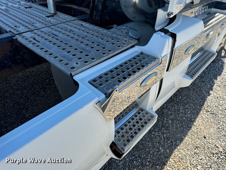 image for item OF9748 2008 Volvo VN semi truck