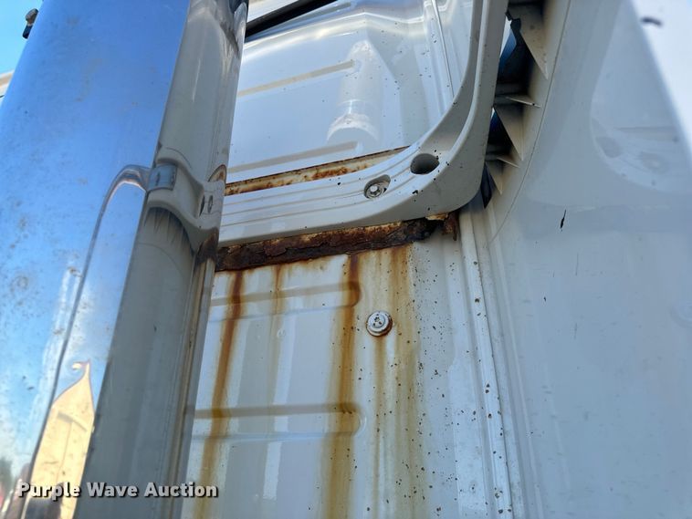 image for item OF9748 2008 Volvo VN semi truck