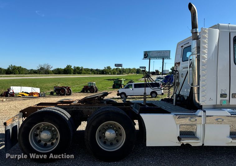 image for item OF9748 2008 Volvo VN semi truck