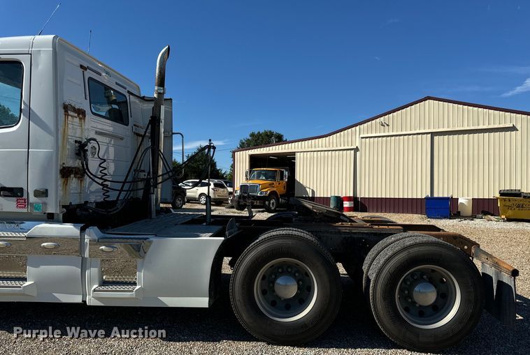 image for item OF9748 2008 Volvo VN semi truck