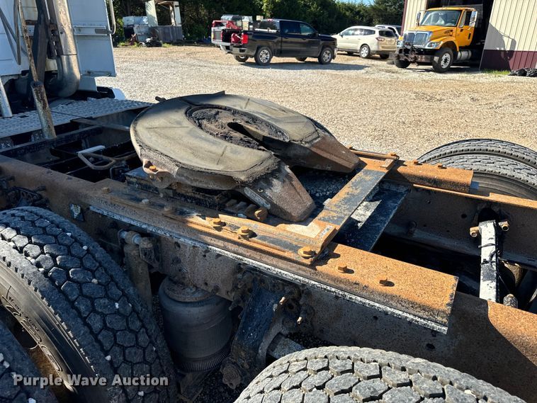 image for item OF9748 2008 Volvo VN semi truck