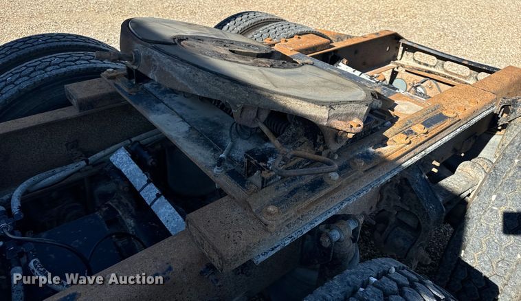 image for item OF9748 2008 Volvo VN semi truck