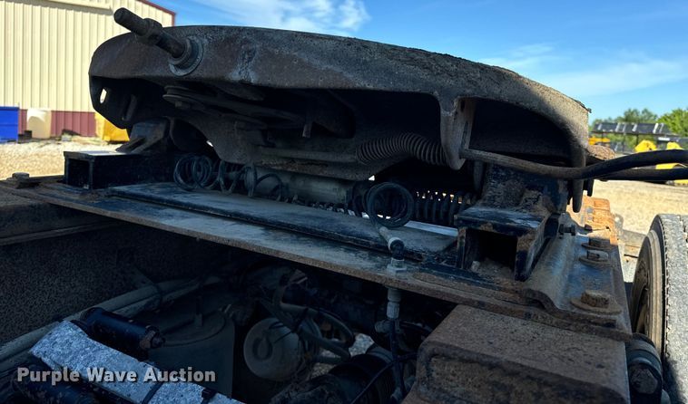 image for item OF9748 2008 Volvo VN semi truck