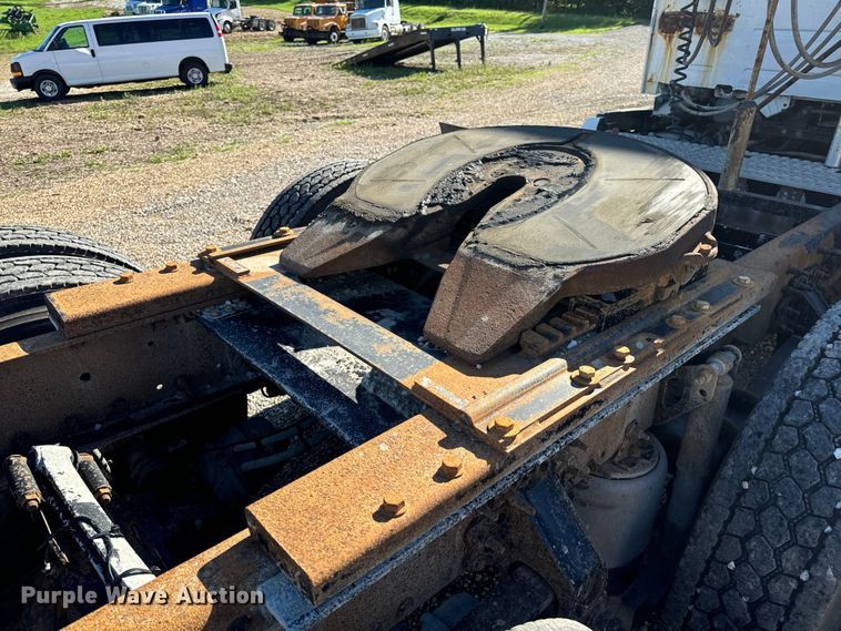 image for item OF9748 2008 Volvo VN semi truck