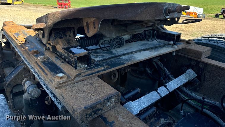 image for item OF9748 2008 Volvo VN semi truck