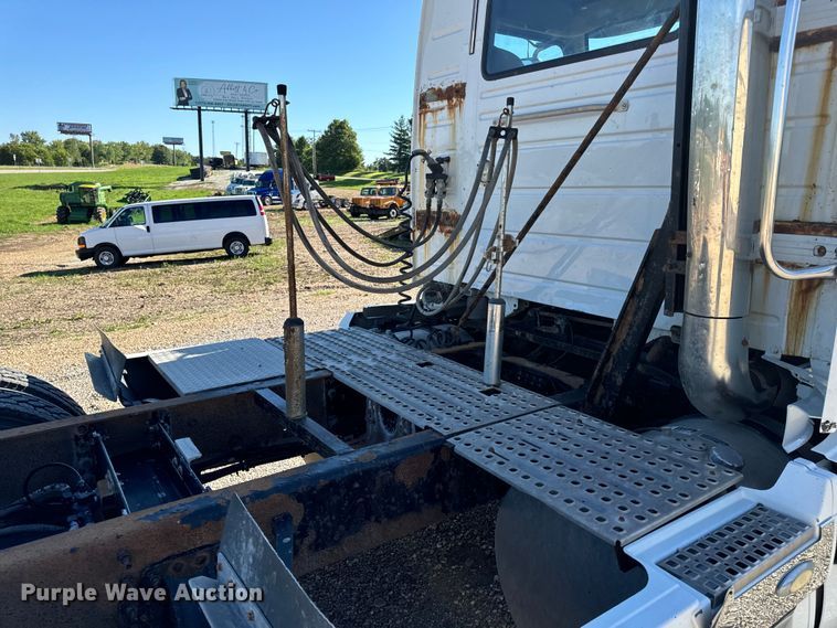 image for item OF9748 2008 Volvo VN semi truck