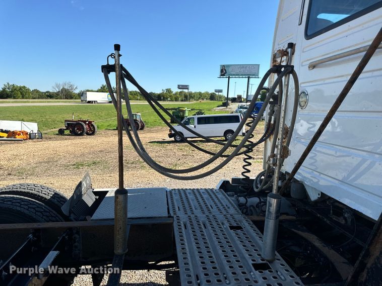 image for item OF9748 2008 Volvo VN semi truck