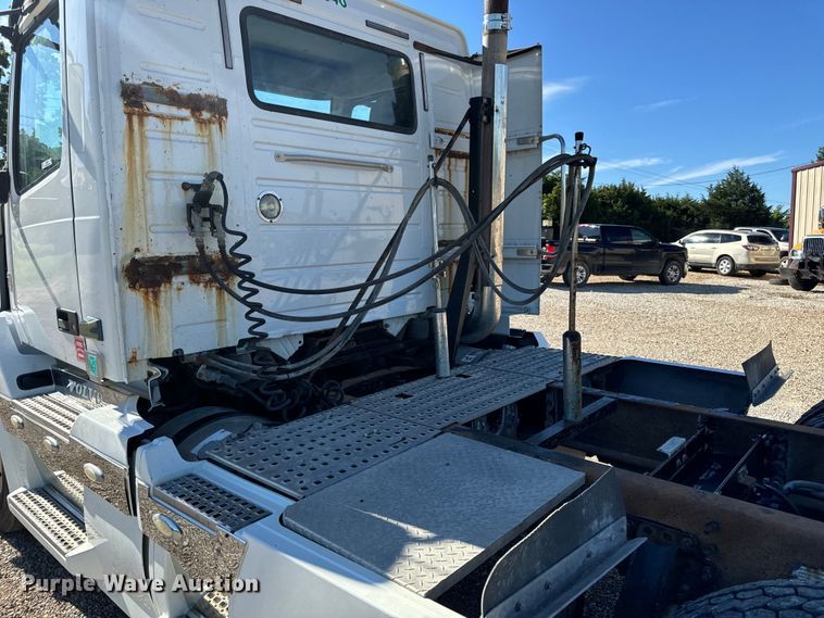 image for item OF9748 2008 Volvo VN semi truck