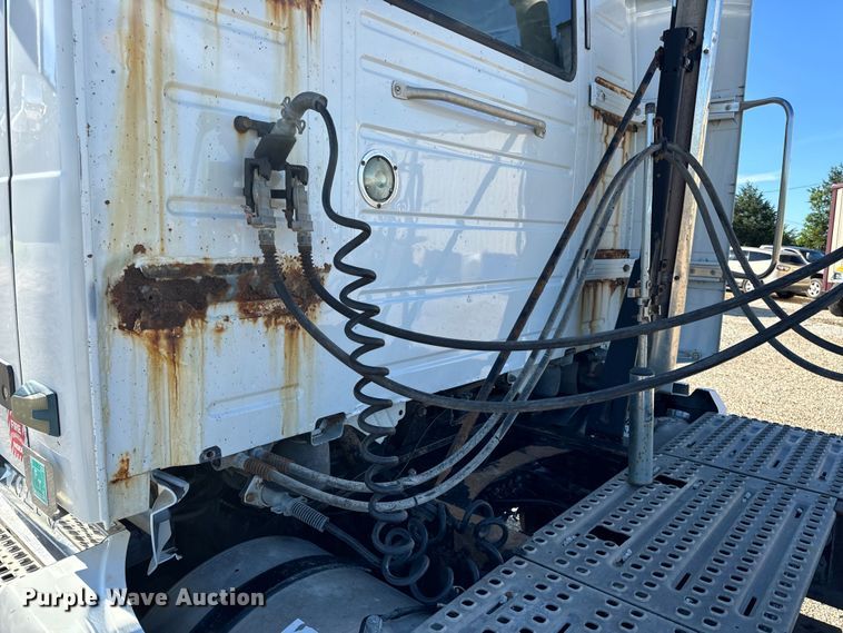 image for item OF9748 2008 Volvo VN semi truck