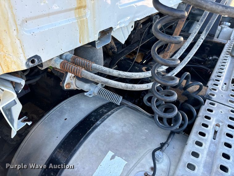 image for item OF9748 2008 Volvo VN semi truck