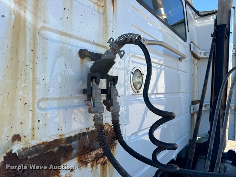 image for item OF9748 2008 Volvo VN semi truck