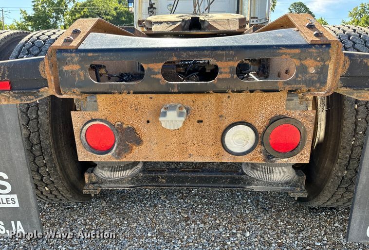 image for item OF9748 2008 Volvo VN semi truck