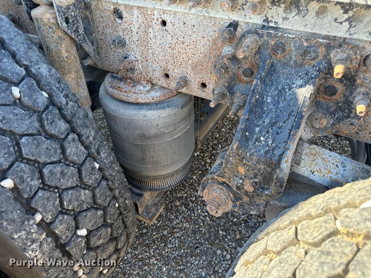 image for item OF9748 2008 Volvo VN semi truck