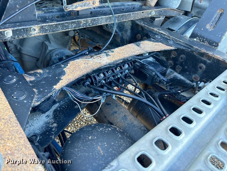 image for item OF9748 2008 Volvo VN semi truck