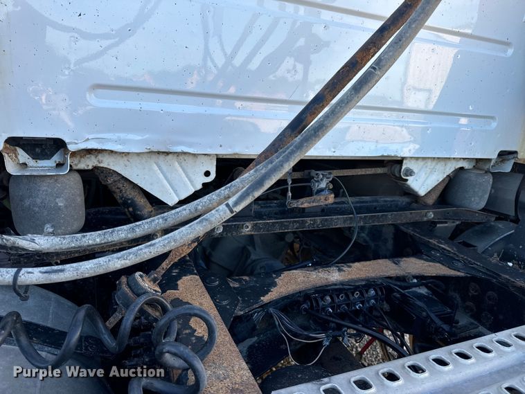 image for item OF9748 2008 Volvo VN semi truck