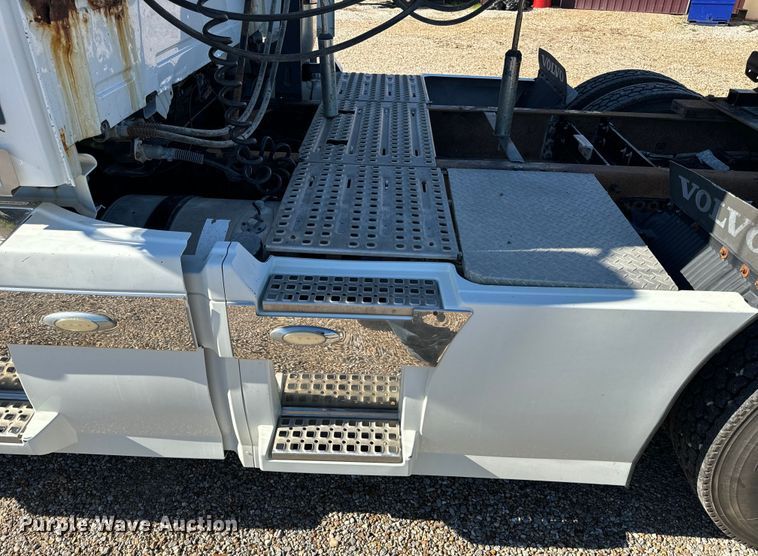 image for item OF9748 2008 Volvo VN semi truck