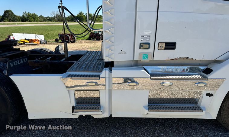 image for item OF9748 2008 Volvo VN semi truck