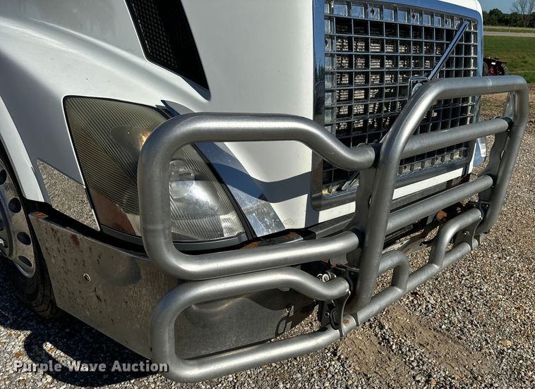 image for item OF9748 2008 Volvo VN semi truck