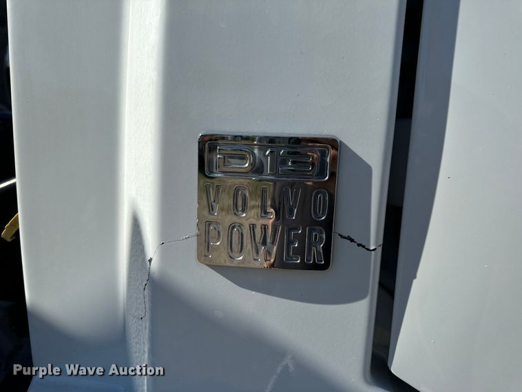 image for item OF9748 2008 Volvo VN semi truck