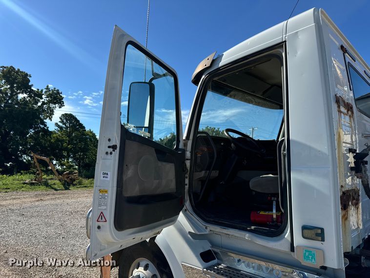 image for item OF9748 2008 Volvo VN semi truck