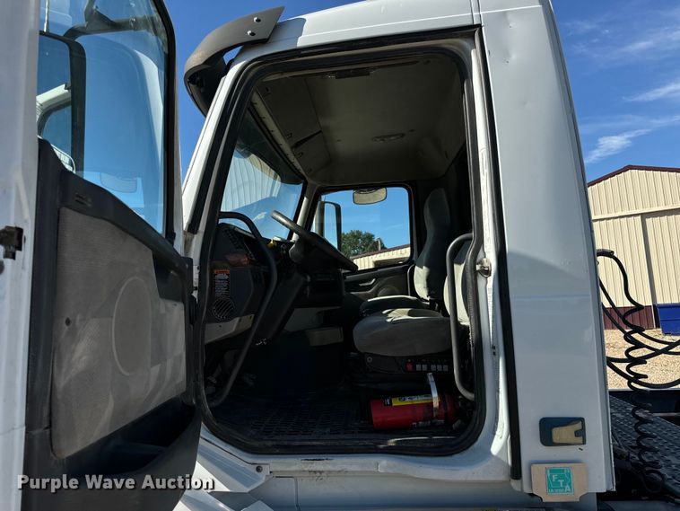 image for item OF9748 2008 Volvo VN semi truck