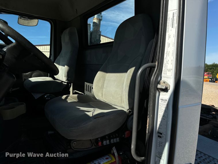 image for item OF9748 2008 Volvo VN semi truck