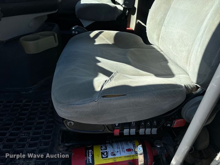 image for item OF9748 2008 Volvo VN semi truck