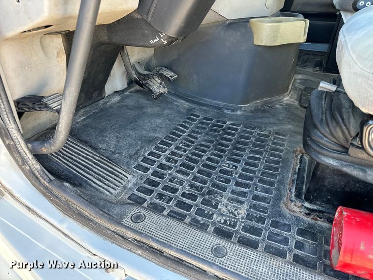 image for item OF9748 2008 Volvo VN semi truck